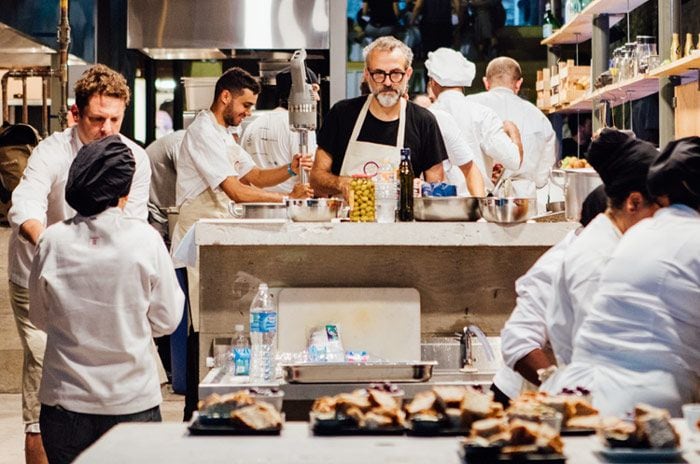 En verano de 2015 Bottura puso en pie en Milán, junto con Caritas, el proyecto solidario 'Refettorio Ambrosiano', un comedor social efímero que tenía por objetivo dar visibilidad al problema del desperdicio de alimentos en el mundo. Para ello reunió a grandes chefs de distintas procedencias con una misión: cocinar con los desperdicios y excedentes de comida de la Expo de Milán que se estaba celebrando entonces, alimentando a personas sin recursos, y demostrando que 'los productos imperfectos se pueden tratar con la misma reverencia que los más lujosos', según el chef. Este verano pasado, Bottura montó un comedor similiar en Brasil, con motivo de los Juegos Olímpicos de Río y tiene pensado llevar el proyecto a más ciudades. Foto: Angelo Dal Bo.
