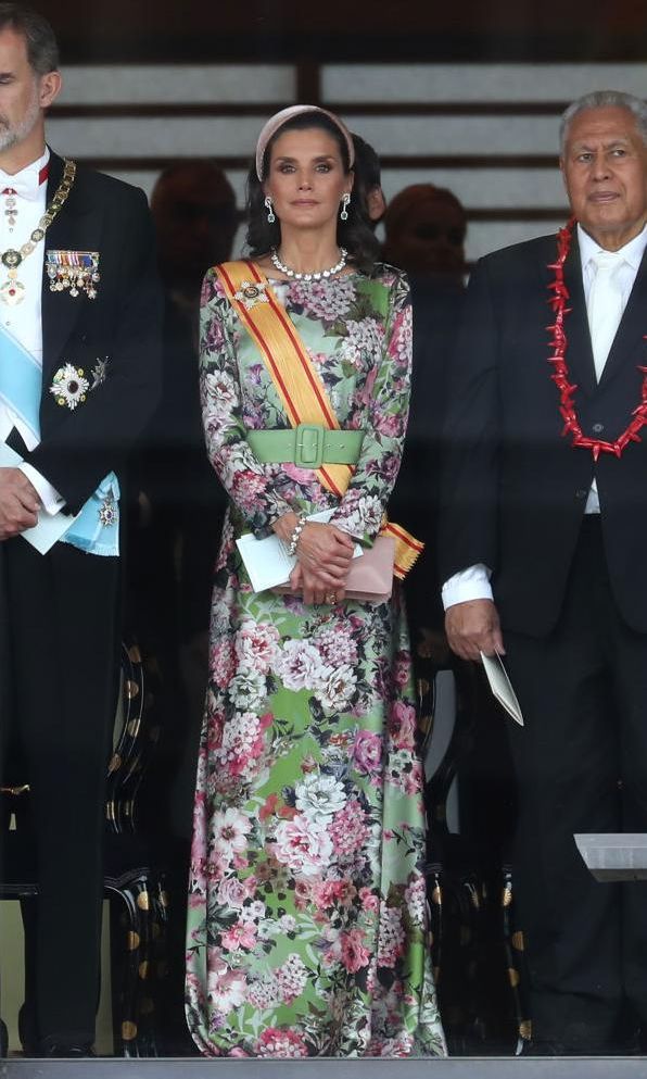 reina letizia con vestido largo de seda y floreado de matilde cano diadema de nana golmar y clutch de carolina herrera