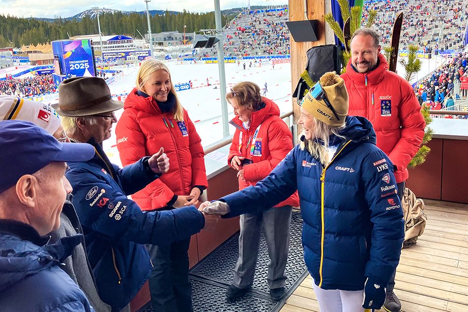 Haakon de Noruega, Mette Marit de Noruega, Sonia de Noruega y Carlos Gustavo de Suecia el campeonato de Esquí de 2025