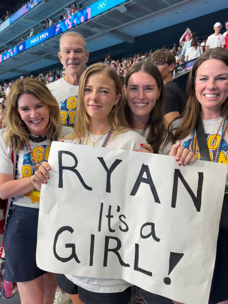 Bridget Konttinen junto a sus conocidos sosteniendo la pancarta "Ryan es una niña"