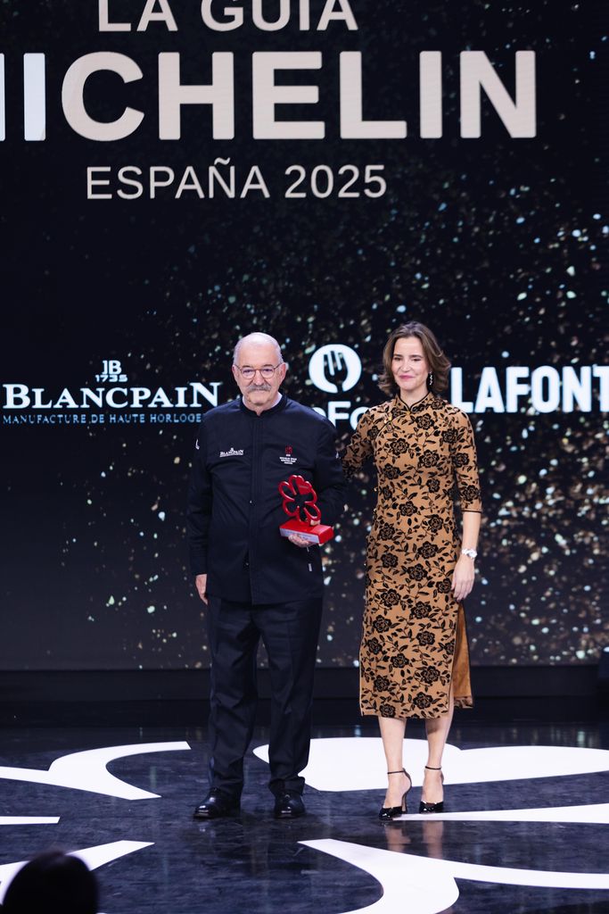 Pedro Subijana recibió el premio 'Mentor Chef Award' de manos de Lara Bartolomé (Grand Manager Blancpain España y Portugal).