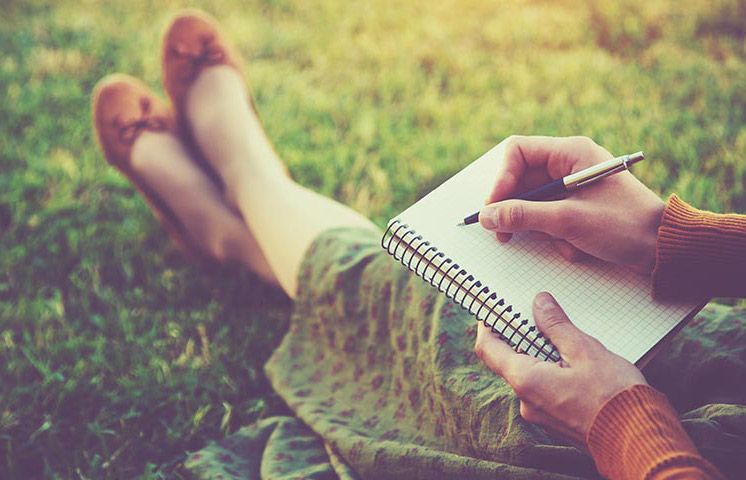 Chica escribiendo en una libreta