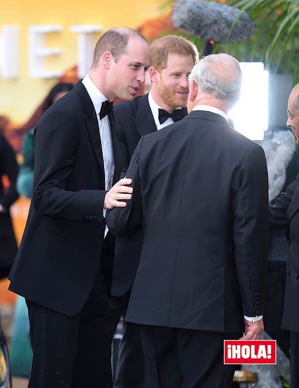 Los príncipes Guillermo y Harry con su padre, Carlos de Inglaterra