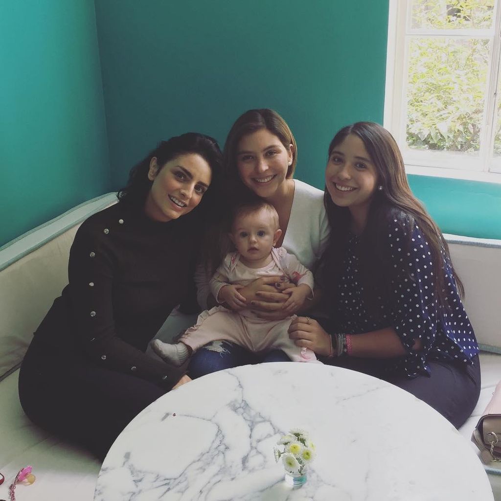 Aislinn Derbez y sus hermanas