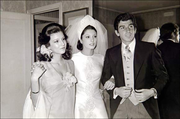 La boda de Francisco Rivera y Carmen Ordóñez, celebrada en 1973 en Sevilla, se convirtió en todo un acontecimiento. En la fotografía, la hermana de la novia, Belén, junto a Carmen y Juan Carlos Beca, primer marido de Belén