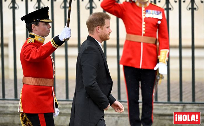 Harry relegado en la coronación de su padre, mientras Andrés revindica su sitio