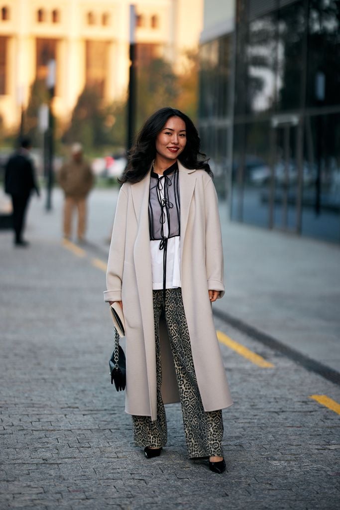 Look con pantalón de leopardo