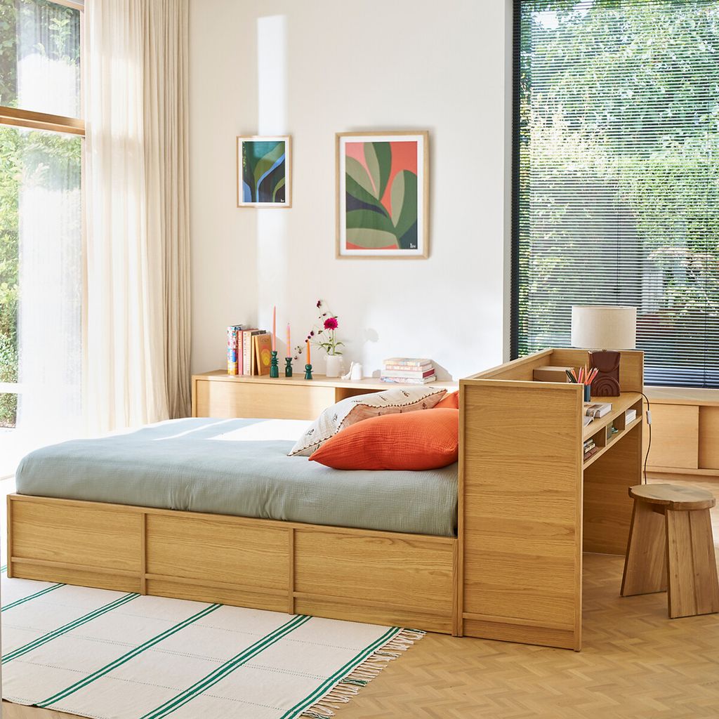 Cama de madera con cabecero integrado