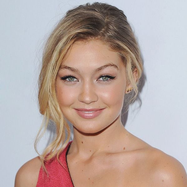 Gigi Hadid nos conquistó con este look: recogido messy con algunos mechones sueltos, mirada felina con un eyeliner impecable, mejillas sonrosadas y labial con un poco de brillo. ¡Dulce y sexy!
