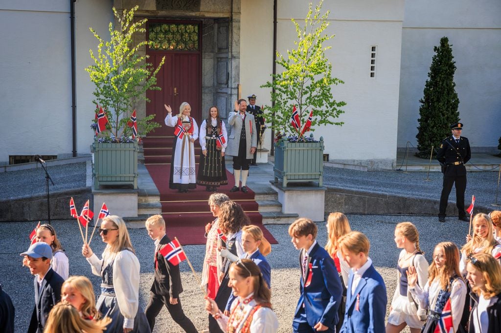 La familia real noruega, a las puertas de su residencia de Skaugum, en una imagen de archivo