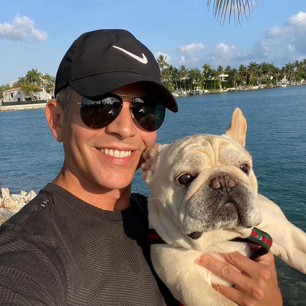 Rodner Figueroa y su perrito Napoleón