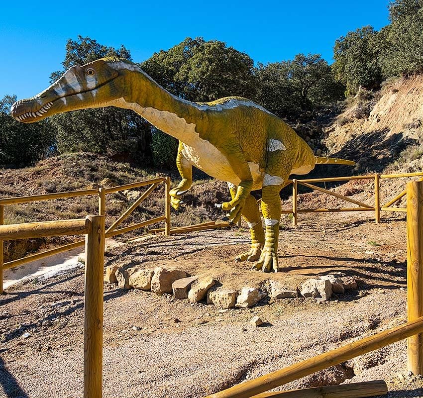 6cinctorresreplica de un dinosaurio en el yacimiento ana