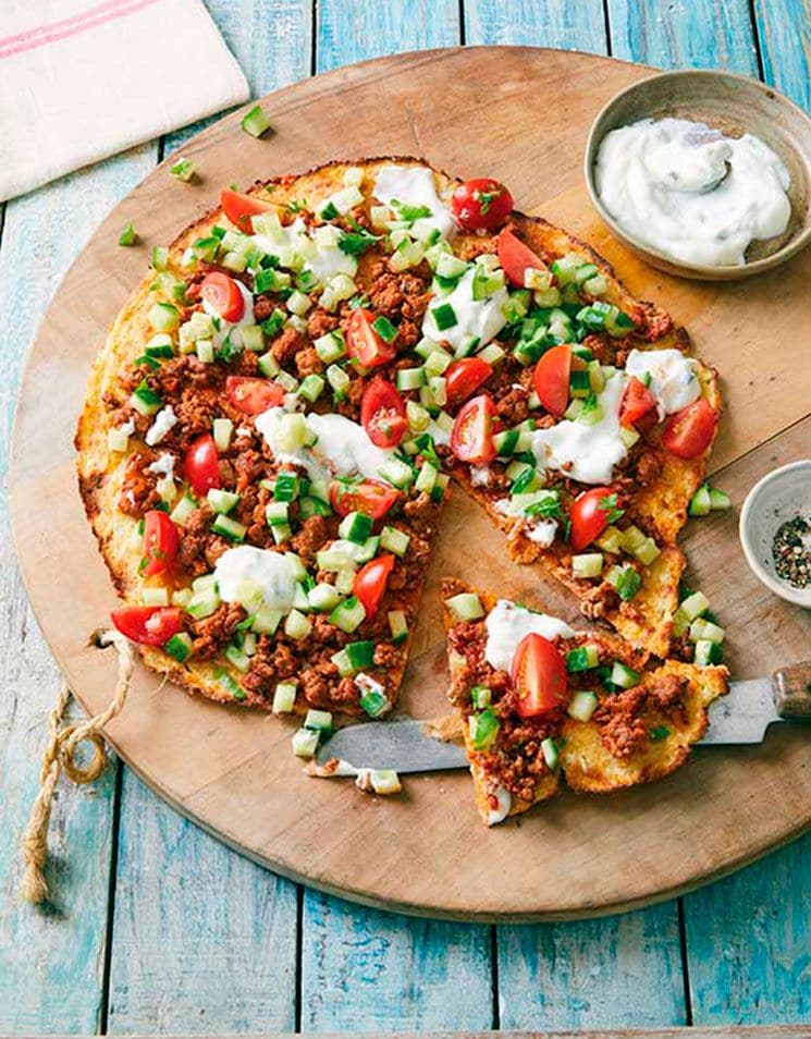 Pizza con base de plátano con carne adobada, pepino, tomate y 'ricotta'