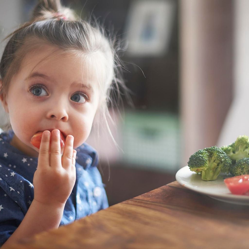 Niña comiendo de manera sostenible y saludable.