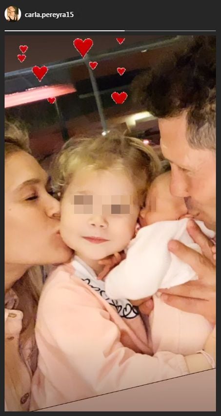 Carla Pereyra publica su primera foto de familia siendo cuatro