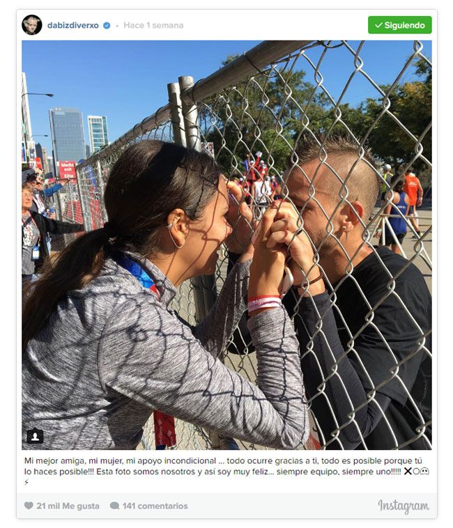 A pesar del intenso trabajo, Muñoz participó la semana pasada en la Maratón de Chicago, donde logró una gran marca. El cocinero contó con el apoyó de su chica en un reto tan especial, y fue a ella a quien dedicó su triunfo: "¡Mi mejor amiga, mi mujer, mi apoyo incondicional...todo ocurre gracias a ti, todo es posible porque tú lo haces posible! Esta foto somos nosotros y así soy muy feliz... siempre equipo, siempre uno"
