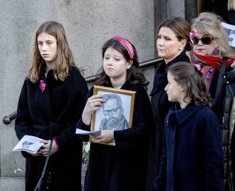 Marta Luisa de Noruega con sus hijas