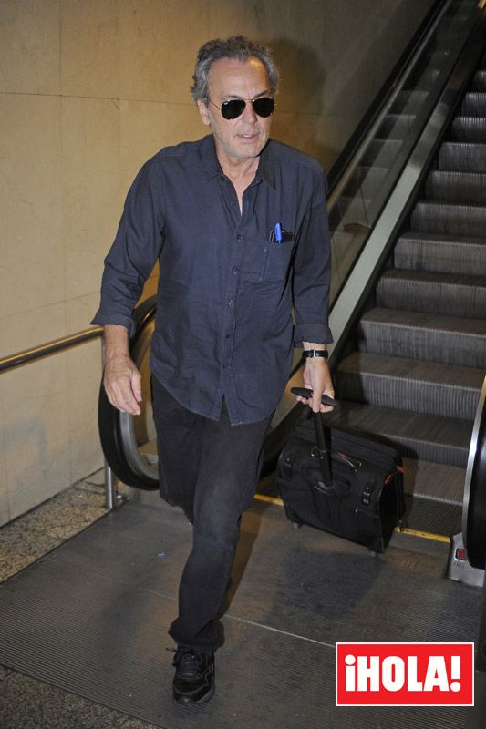 José Coronado en el aeropuerto para coger un avión a París, lugar en el que se pondrá bajo las órdenes del director de La Isla Mínima
