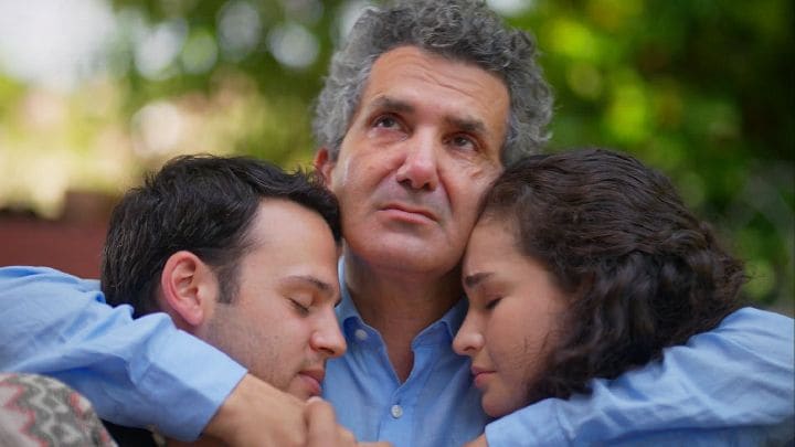 AVance de 'Hermanos': Orhan se emociona mucho cuando sus hijos le regalan una casa