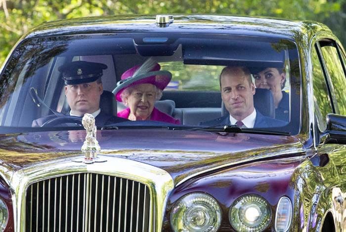 Los duques de Cambridge acuden a la iglesia junto a Isabel II