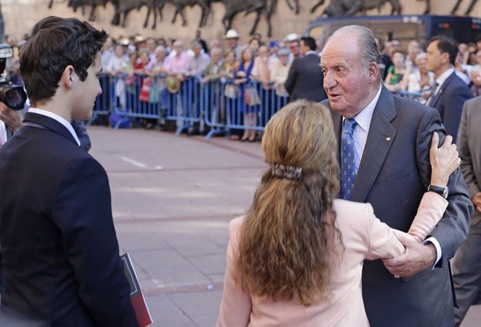 El nieto mayor del rey Juan Carlos se unió al palco real de la plaza de toros de Las Ventas para arropar a su abuelo que presidía ayer la corrida de la Beneficencia, una de las más importantes que se celebran en Madrid
