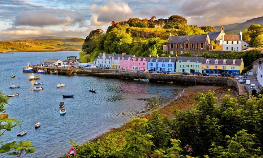 localidad de portree al atardecer escocia