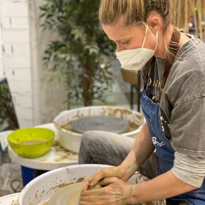 Anne Igartiburu haciendo cerámica