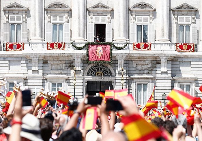 Los Reyes, junto a sus hijas, recuperan en su reinado un balcón olvidado