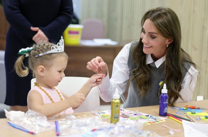 La princesa de Gales con otra 'princesa' en un centro de ayuda a Ucrania