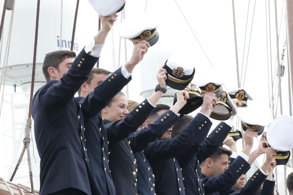 Los reyes y la princesa Leonor en la salida de Elcano