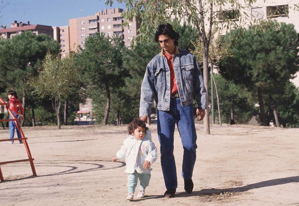 Antonio Flores y su hija Alba cuando era pequeña, en Madrid en 1987