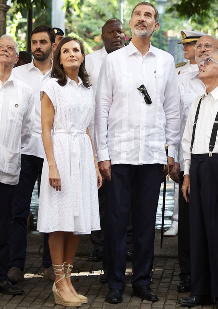 Reina Letizia con vestido blanco