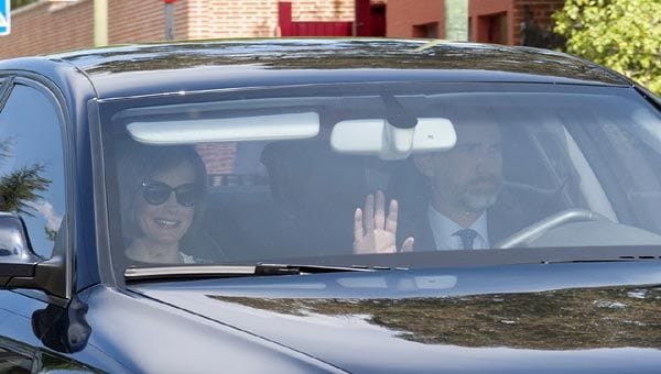 Los Reyes estuvieron en el colegio de sus hijas por la tarde y luego se vio al rey Felipe saliendo con las mochilas de las niñas
