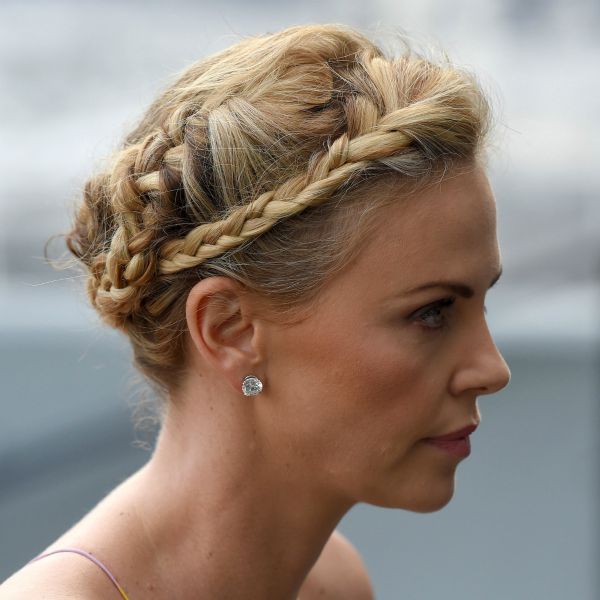 Charlize Theron y uno de los peinados que más ha dado que hablar, la trenza 'milkmaid' invertida, muy parecida a la que pusieron de moda la Reina Letizia y Olivia Palermo.
