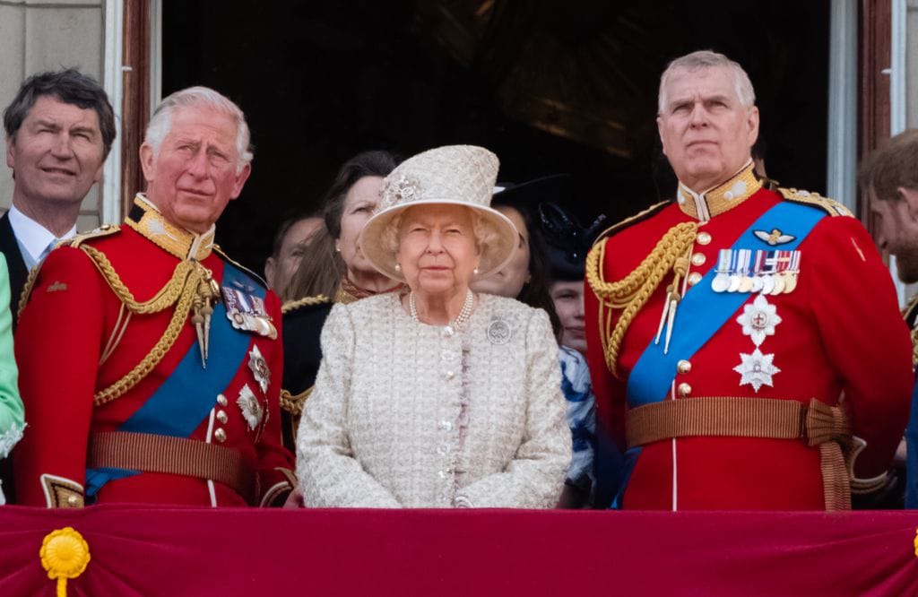 El rey Carlos con la reina de Inglaterra y el príncipe Andrés