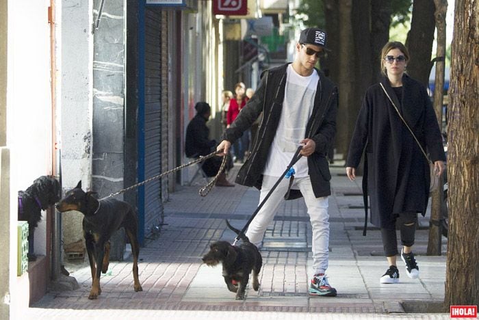 Fue en otoño cuando Joel Bosqued y Blanca Suárez comenzaron a sonar como la nueva pareja de actores españoles, momento en el que fue tomada esta fotografía de ellos paseando con sus mascotas
