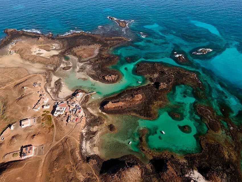 Vista aérea de las piscinas naturales en la zona del Puertito, Isla de Lobos, Fuerteventura