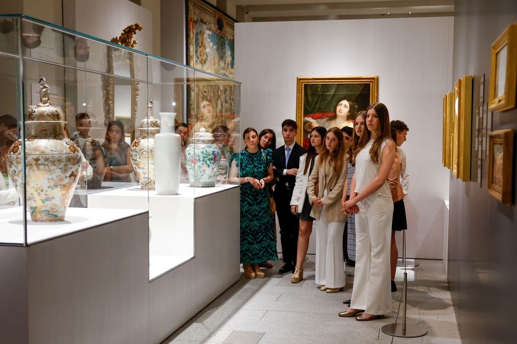 La princesa Leonor y la infanta Sofía en su recorridocon con 40 jóvenes la Galería de las Colecciones Reales en el décimo aniversario de la proclamación de Felipe VI