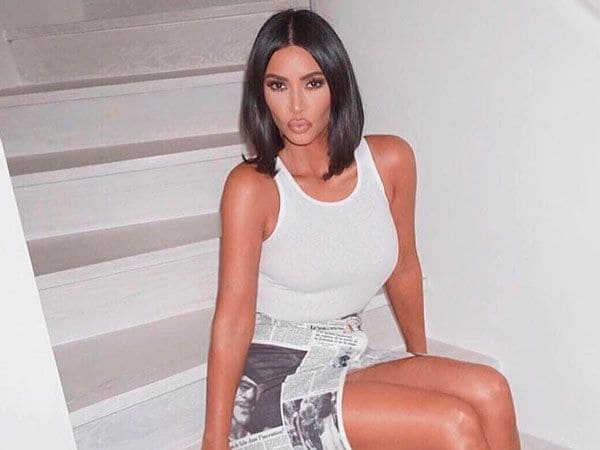 Kim Kardashian sentada en una escalera