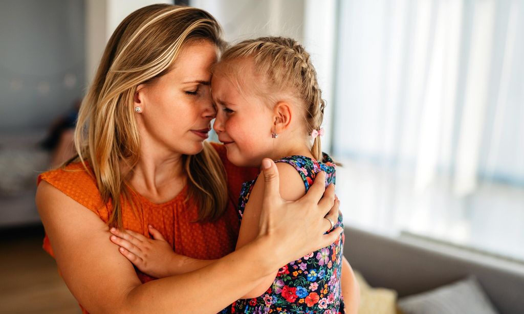 madre abrazando a su hija que llora