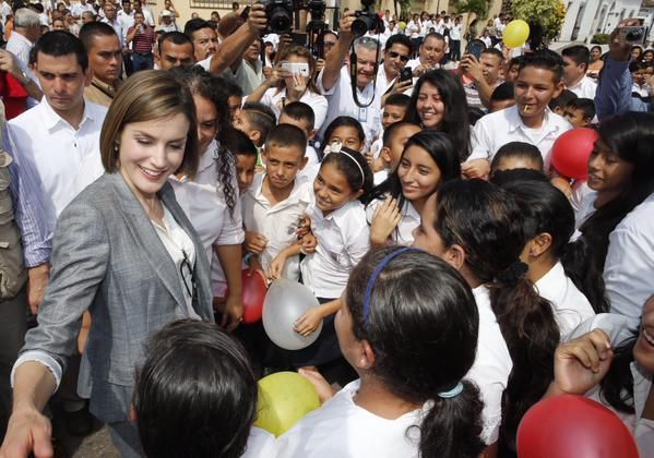 Decenas de niños en uniforme escolar y con globos de los colores de la bandera de España rodearon a doña Letizia durante su paseo por la localidad salvadoreña © Twitter Casa Real
