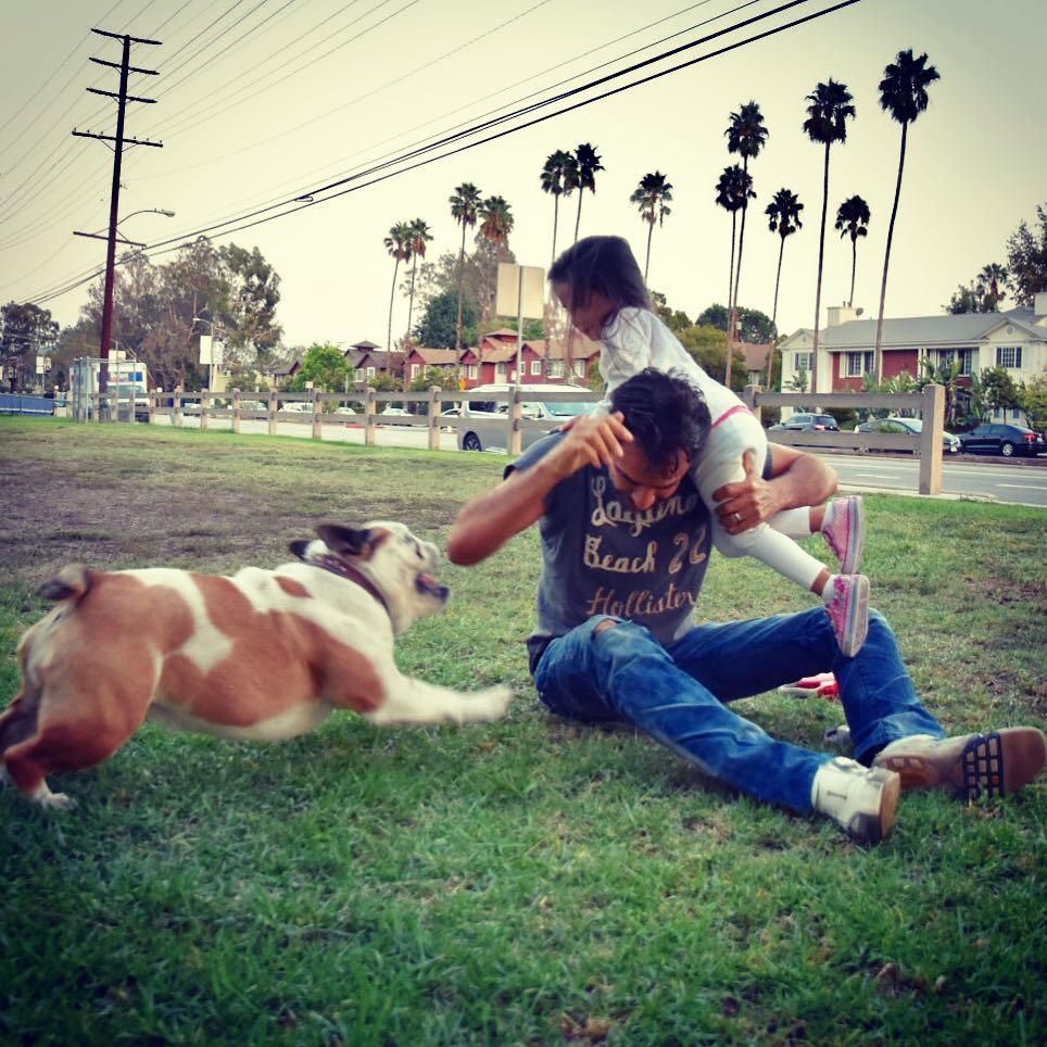 Aitana, Eugenio Derbez, Alessandra Rosaldo y su mascota, Fiona