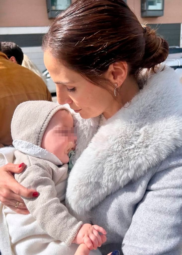 La orgullosa mamá, con su niño