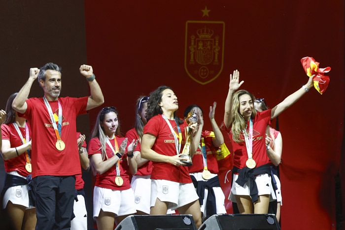 Olga Carmona recibiendo el cariño se la afición 