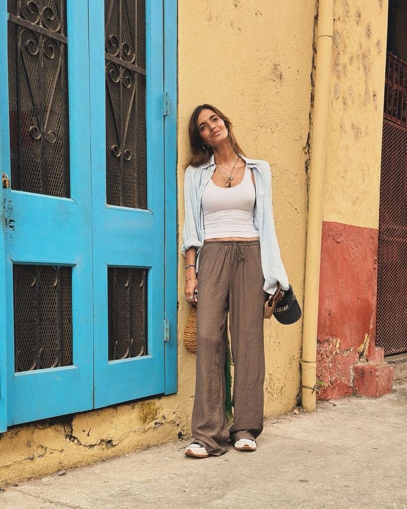 Sara Carbonero en Panamá con pantalón fluido de Zara