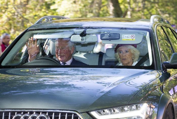 Los duques de Cambridge acuden a la iglesia junto a Isabel II