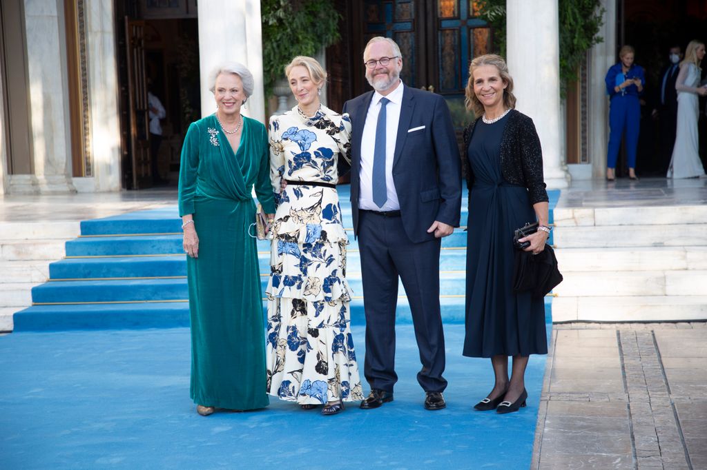 La infanta Elena y la princesa Benedicta de Dinamarca en la boda de Philippos de Grecia