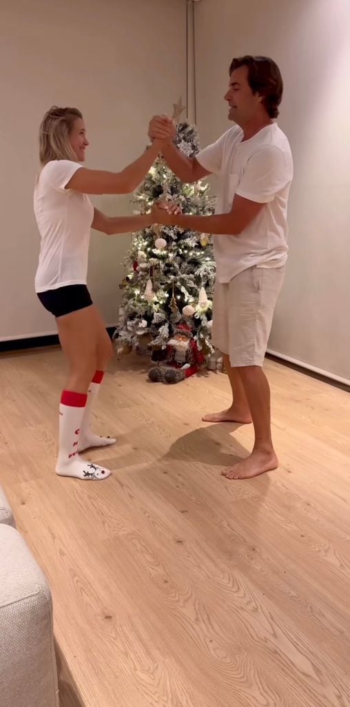 Patry Montero y Álex Adrover ponen el árbol de Navidad