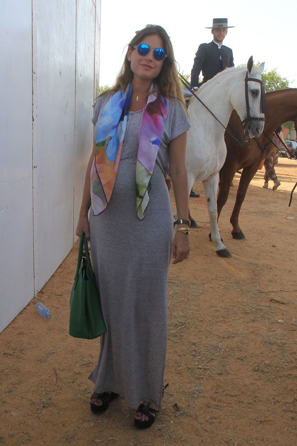 A punto de entrar en su octavo mes de embarazo, la diseñadora lució un vestido premamá en color gris, un colorido pañuelo al cuello y gafas de espejo
