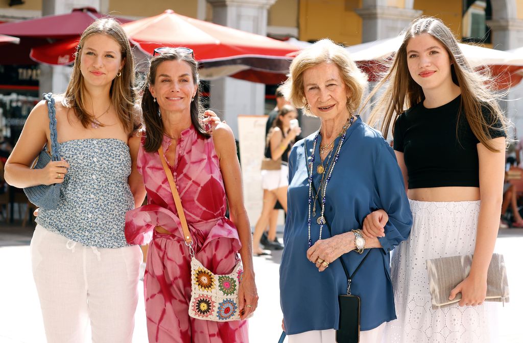 La reina Sofía con la reina Letizia, la princesa Leonor y la infanta Sofía en Mallorca